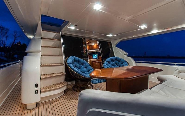 Зона отдыха на корме яхты Ferretti 72 Надежда в Москве